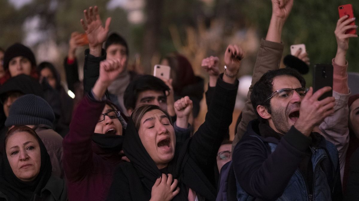 „Smrt lhářům.“ Íránci znovu v ulicích kvůli sestřelenému letadlu